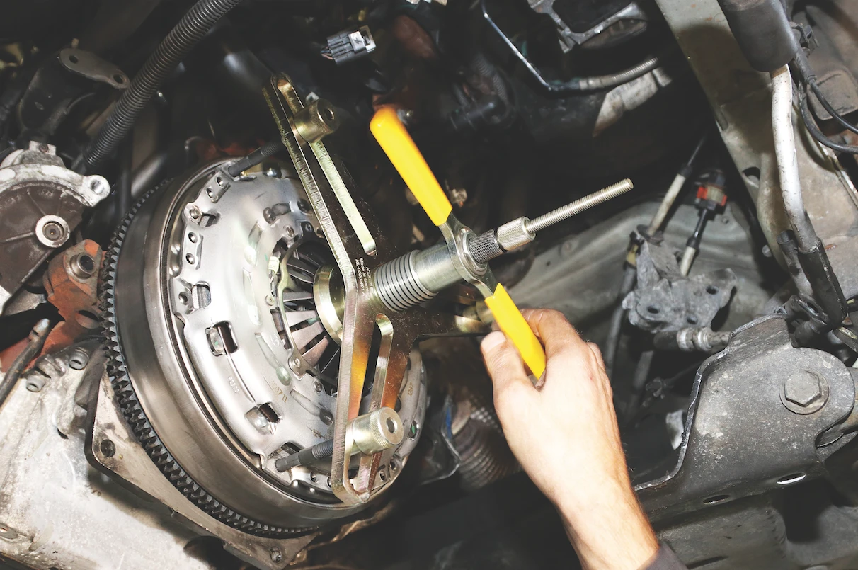 Self-adjusting clutch mechanism